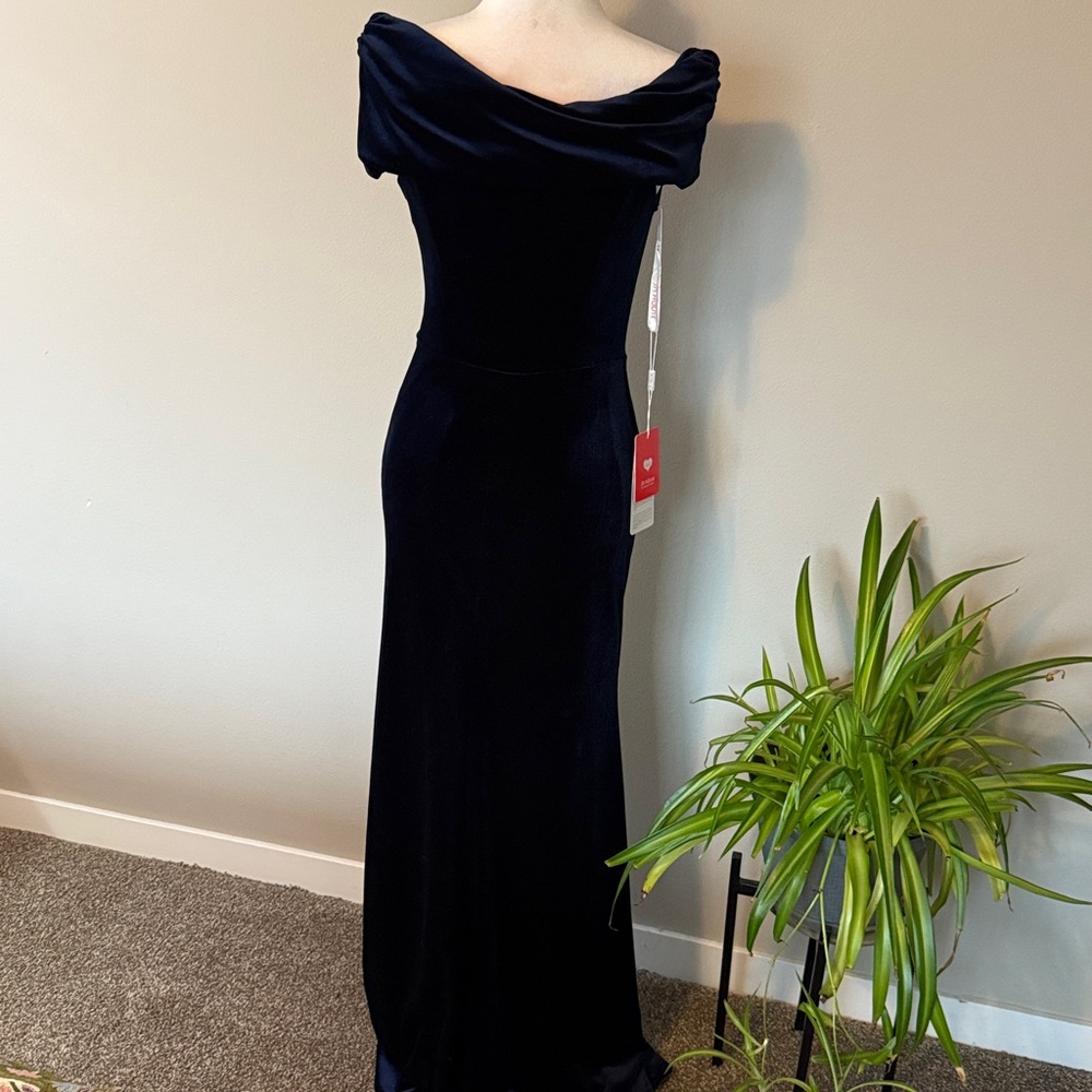 J J’s House NEWSheath/Column Off Shoulder Floor-Length Velvet Dress Dark Navy 6 - Picture 7 of 12